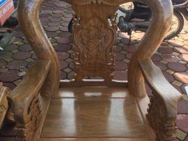 Tay cột liền đều vân gỗ, hàng trôi nổi tay ghế sẽ bị cắt ghép rất thô