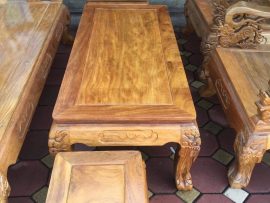 Mặt bàn gỗ lim vân xoắn đẹp được để trơn, không khắc ọa tiết để tôn vẻ đẹp mộc của gỗ