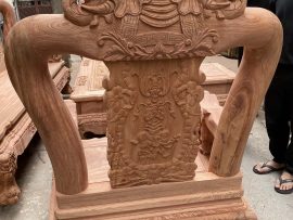 Mặt sau ghế đơn tay 14 bộ Minh Quốc Voi cũng được trạm khắc tỉ mỉ