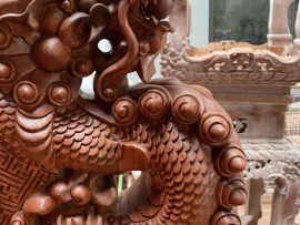 Tay ghế đươc khắc từ tấm gỗ nguyên khối