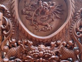 Lưng ghế trạm trổ tinh tế từng đường nét