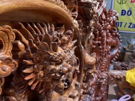 Nét đục sâu, sắc sảo từng đường nét nhỏ, không bỏ xót bất cứ chi tiết nào