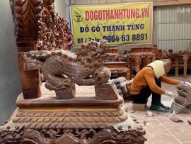 Tay ghế đục Nghê lăn châu cực đẹp bằng tấm gỗ nguyên khối, không ghép