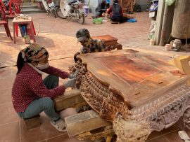 Chiếc bàn to rộng với chân ghế vững chắc, yếm 3 lượt chỉ đục 3 tầng lá sen