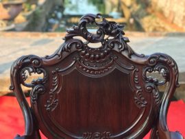 Chương ghế khắc họa tiết hoa đơn giản nhưng không kém phần tinh tế