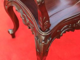 Yếm ghế vững chãi, tay ghế trổ hoa văn liền 1 khối