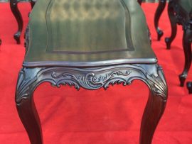 Mặt bàn trơn để lộ rõ vân gỗ đẹp, tự nhiên