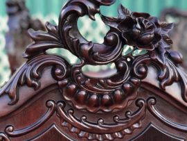 Cận cảnh họa tiết hoa lá cách điệu phần lưng ghế