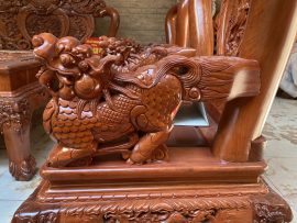 Tay ghế khắc nghê nguyên khối tinh xảo