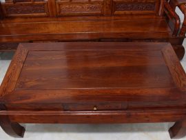 Mặt bàn trơn với vân gỗ đẹp, tạo sự đẳng cấp cho bộ ghế