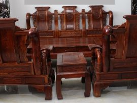 Bộ bàn ghế được đục chạm cẩn thận cả mặt trước lẫn mặt sau