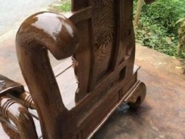 Mặt sau của ghế được chạm cẩn thận, mộng ghế chắc chắn, khít từng đường