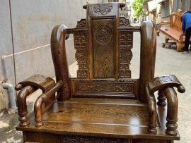 Tay ghế 12 liền khối uốn cong, chương ghế biểu tương mũ quan đặc trưng của bộ Tần