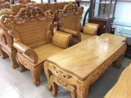 Mặt bàn trơn lộ rõ vân đẹp, ghế đơn trổ họa tiết quý tộc