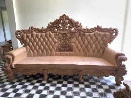 Lưng ghế trổ caro mới lạ, chân ghế thiết kế độc đáo