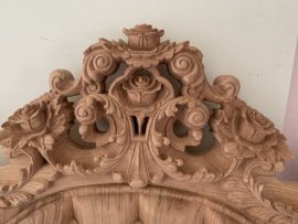 Đỉnh ghế được đục họa tiết sâu, tỉ mỉ, có hồn