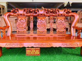 Chương ghế được đục chạm kì công với bộ tranh Tùng - Cúc - Sen tượng trưng các mùa trong năm