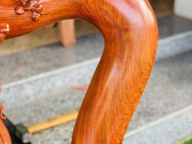 Tay ghế được vanh cong rất mềm mại