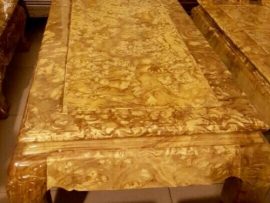 Mặt bàn trơn nguyên khối, hoa nu sáng rực, đẹp long lanh và sang trọng.