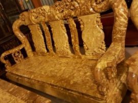 Chương ghế được chạm trổ họa tiết đào tinh xảo, có hồn
