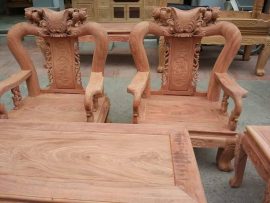 Cột ghế đặc 10cm, đỉnh chương đục hình trái đào tiên mang ý nghĩa trường thọ