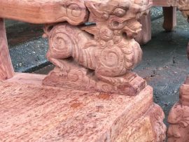 Tay ghế nguyên khối đục hình nghê bệ vệ, nét đục sâu, có hồn