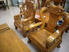 Tay vịn độc đáo với họa tiết voi, làm từ tấm gỗ nguyên khối, không chắp vá