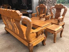 Bộ bàn ghế được bọc cẩn thận để vận chuyển đến nhà anh Thành