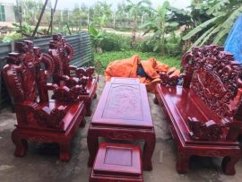 Bộ bàn ghế được chạm khắc tinh xảo, tỉ mỉ từ những người thợ lành nghề lâu năm của Thanh Tùng