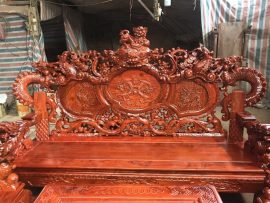 Chương ghế đục chạm tinh tế từng chi tiết nhỏ bằng tấm gỗ nguyên khối.