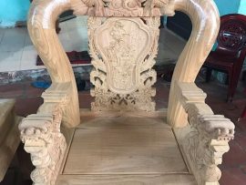 Đỉnh ghế và tay ghế đơn đục khắc họa tiết rồng uy nghi như ngai vàng