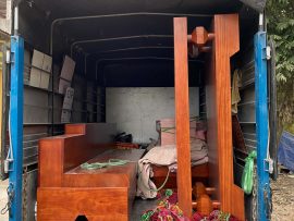 Bộ bàn ghế được đóng gói cẩn thận để chuyển đến nhà anh Công chị Thủy
