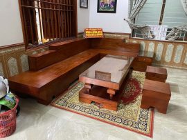 Bộ sofa đặt vừa vặn trong nhà anh Công