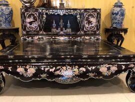 Nói tới sập gụ tủ che là người ta nghĩ ngay tới những gia đình phú hộ quan lại giàu có xưa và ngày nay là những đại gia chính hiệu