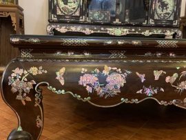 Chân sập khảm hoa văn rất đẹp cùng với đường triện tàu chạy quanh