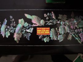 Các nghệ nhân đã khéo léo sử dụng vỏ ốc, vỏ trai để tạo nên những họa tiết lấp lánh nhiều màu sắc