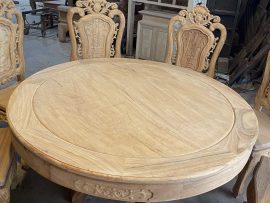Bàn ăn tròn nguyên khối 1m37, mặt bàn trơn gỗ kate vân nổi siêu đẹp. Nhiều khách hàng lựa chọn đặt thêm tấm kính trên mặt để tạo thành bàn ăn xoay tiện lợi, gắn kết gia đình