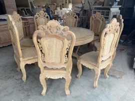Ghế ăn đục 2 mặt đẹp mắt (sản phẩm thông thường chỉ đục 1 mặt), họa tiết hoa hồng và hoa lá tây đục khắc tinh tế tạo điểm nhấn cho bộ bàn ăn
