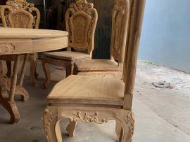 Yếm ghế được trang trí hoa hồng với đường nét đục sâu, uyển chuyển.