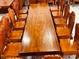 Bàn ăn nguyên khối gỗ gõ đỏ hàng cao cấp được lựa vân siêu đẹp, vân gỗ mịn và đều, sản phẩm được sơn PU dưỡng gỗ và giữ nguyên vẻ đẹp tự nhiên của chất liệu