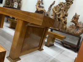 Giữa 2 chân bàn ngang được lắp thêm tấm chắn thẩm mỹ