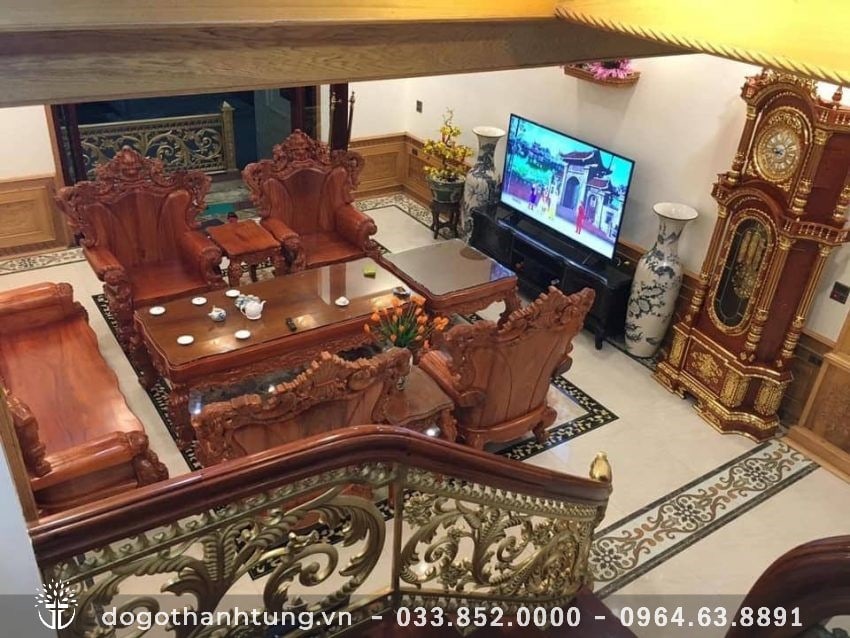 Bộ bàn ghế được đặt trong phòng khách của đại gia Tú (Bắc Ninh) một cách vừa vặn, tạo điểm nhấn và mang đến vẻ đẹp sang trọng cho không gian phòng