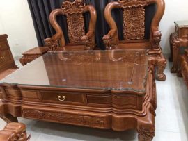 Bàn thiết kế có ngăn kéo tiện lợi, lắp thêm kính mặt cao cấp, yếm bàn đục hoa văn mềm mại, cong cong chuẩn form