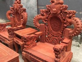 Ghế đơn đồ sộ của bộ Nghê đỉnh được đục tay thủ công toàn bộ, tay ghế liền khối đục Nghê ngạo nghễ oai vệ