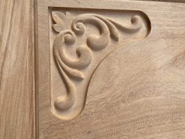 Cận cảnh họa tiết hoa lá tât đục sâu, sắc nét bởi nghệ nhân làng nghề Phong Châu