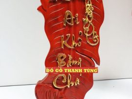 Từng đường nét thư pháp uyển chuyển trên nền gỗ hương