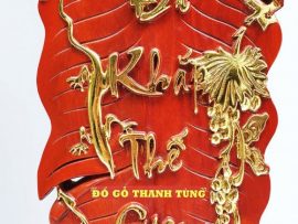 Hoa văn nhỏ tinh tế được chạm khắc thêm một cách hài hòa tạo điểm nhấn cho bức tranh