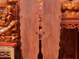 Mặt sau câu đối được sơn cẩn thận ngăn mối mọt, nấm mốc