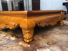 Chân sập và quây được làm bằng mộng đóng lại với nhau rất chắc chắn và được đục thêm một vài chi tiết hoa văn tạo điểm nhấn