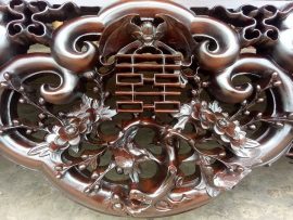 Biểu tượng Ngũ Phúc (Dơi ngậm chữ thọ) đại diện cho hạnh phúc trọn vẹn, đầy đủ, trường thọ